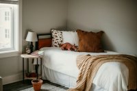 Zo laag je je bed voor een echt hotelgevoel